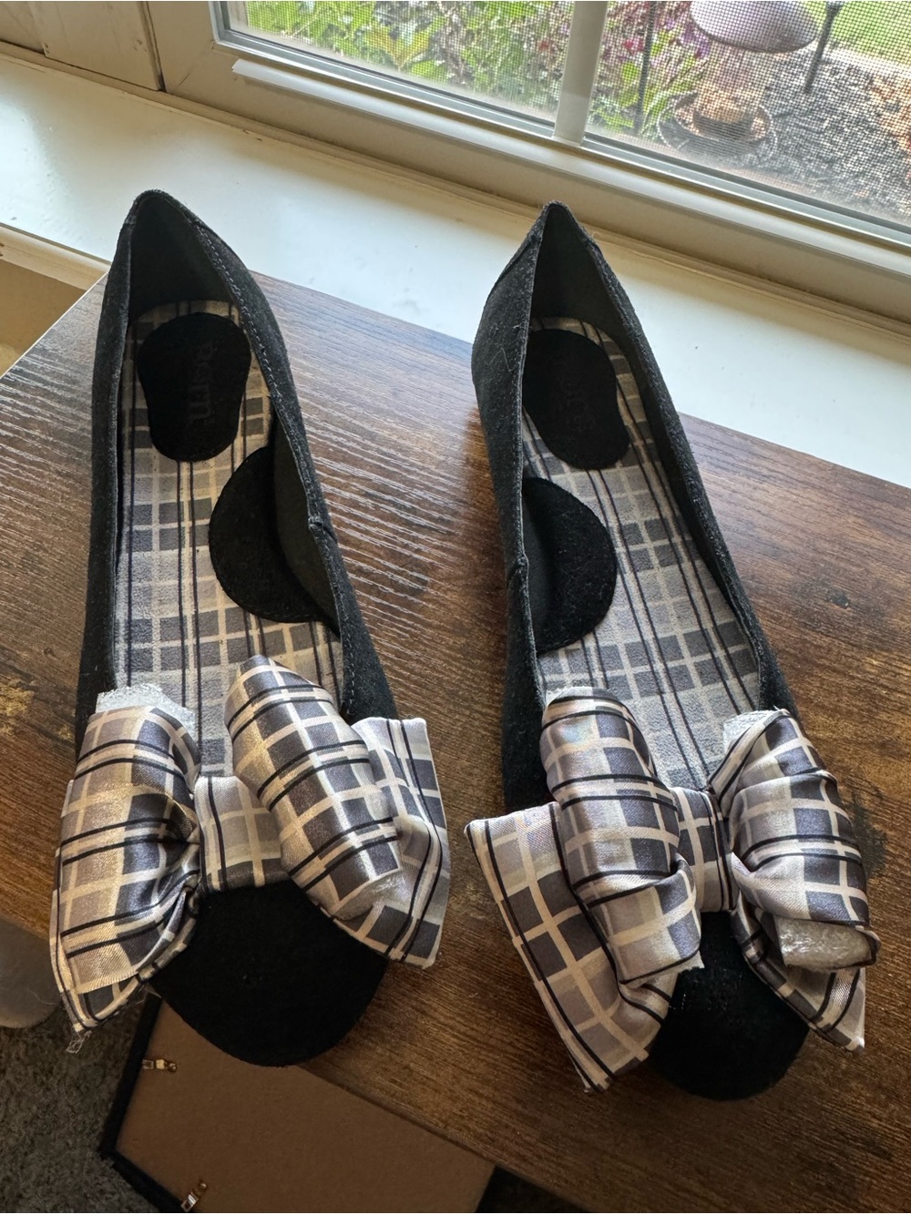 Børn Black Suede Bow Ballet Flats Plaid Print Insole & Accent Bow Size 8 / 39